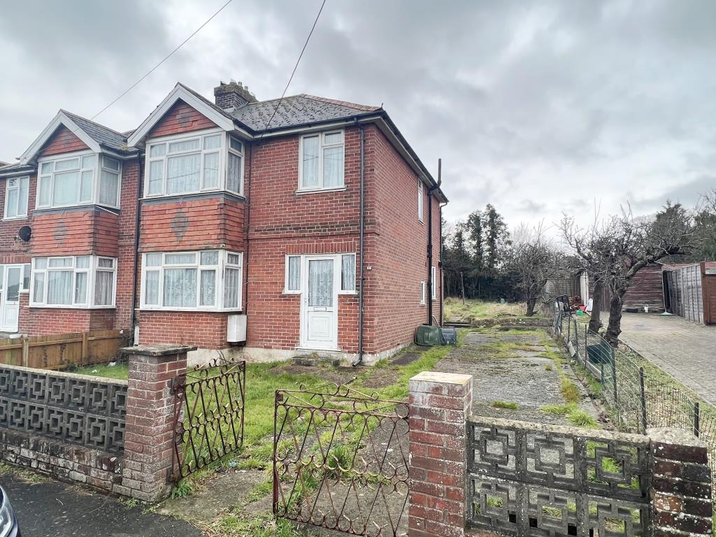 Lot: 127 - SEMI-DETACHED THREE-BEDROOM HOUSE IN NEED OF IMPROVEMENT - Three bedroom semi-detached house with off-road parking seen from Horsebridge Hill